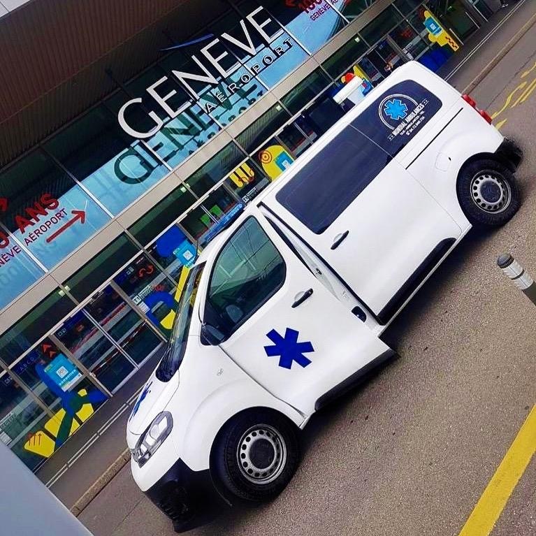 Ambulance Groupe M&C à l'aéroport de Genève pour rapatriement sanitaire