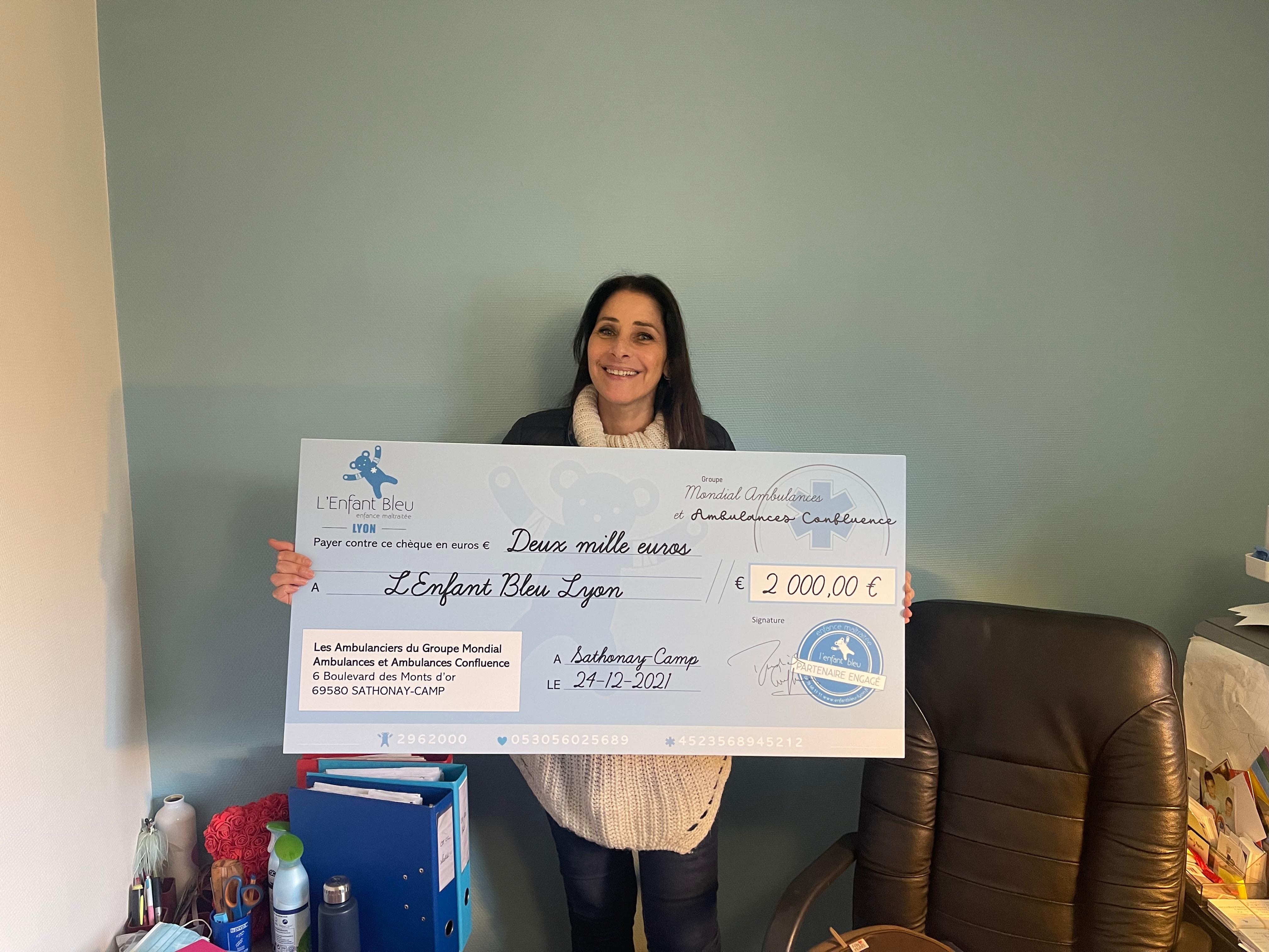 Remise d'un chèque de 2 000 euros à L'Enfant Bleu Lyon par le Groupe M&C