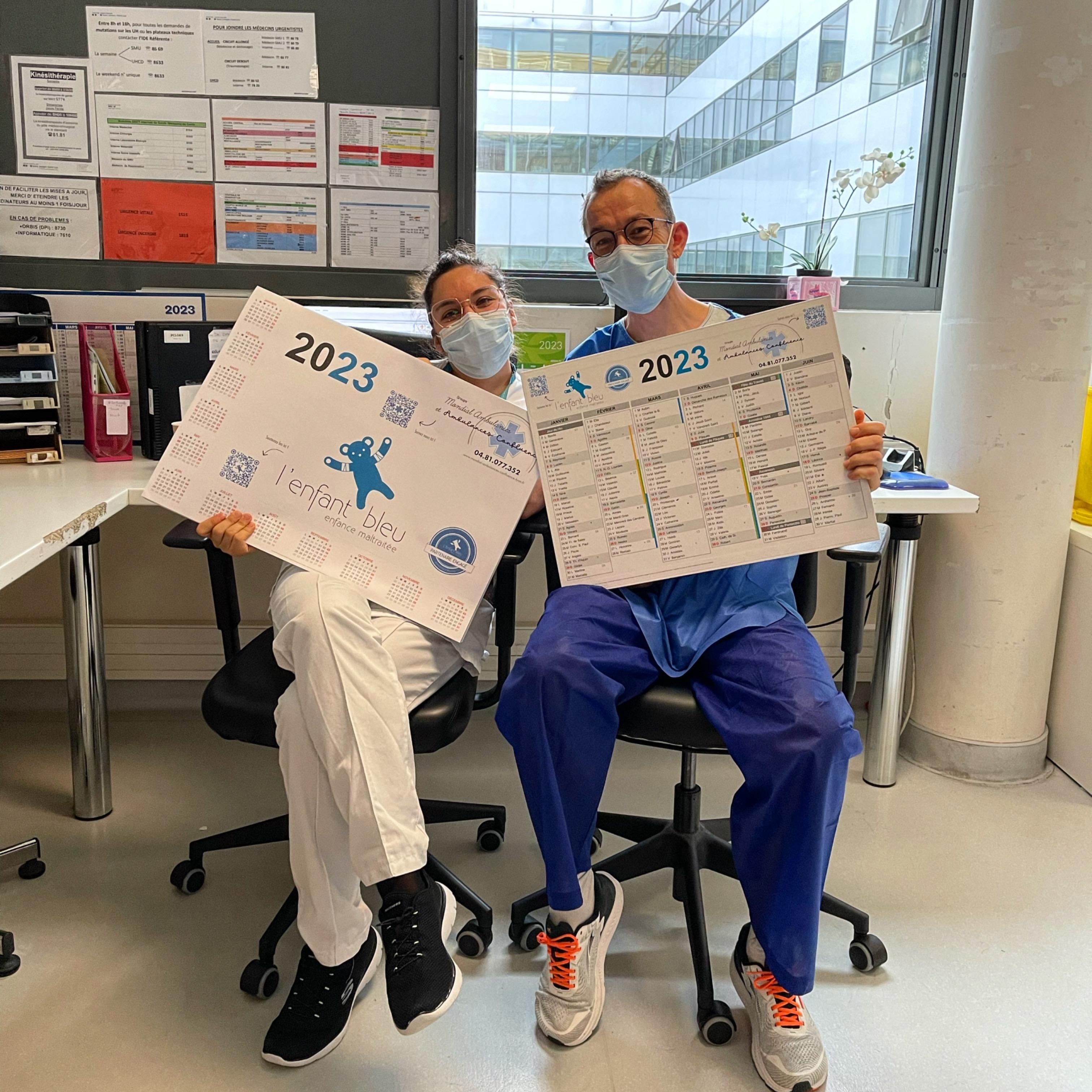 Équipe Groupe M&C avec les calendriers L'Enfant Bleu à l'hôpital de Lyon