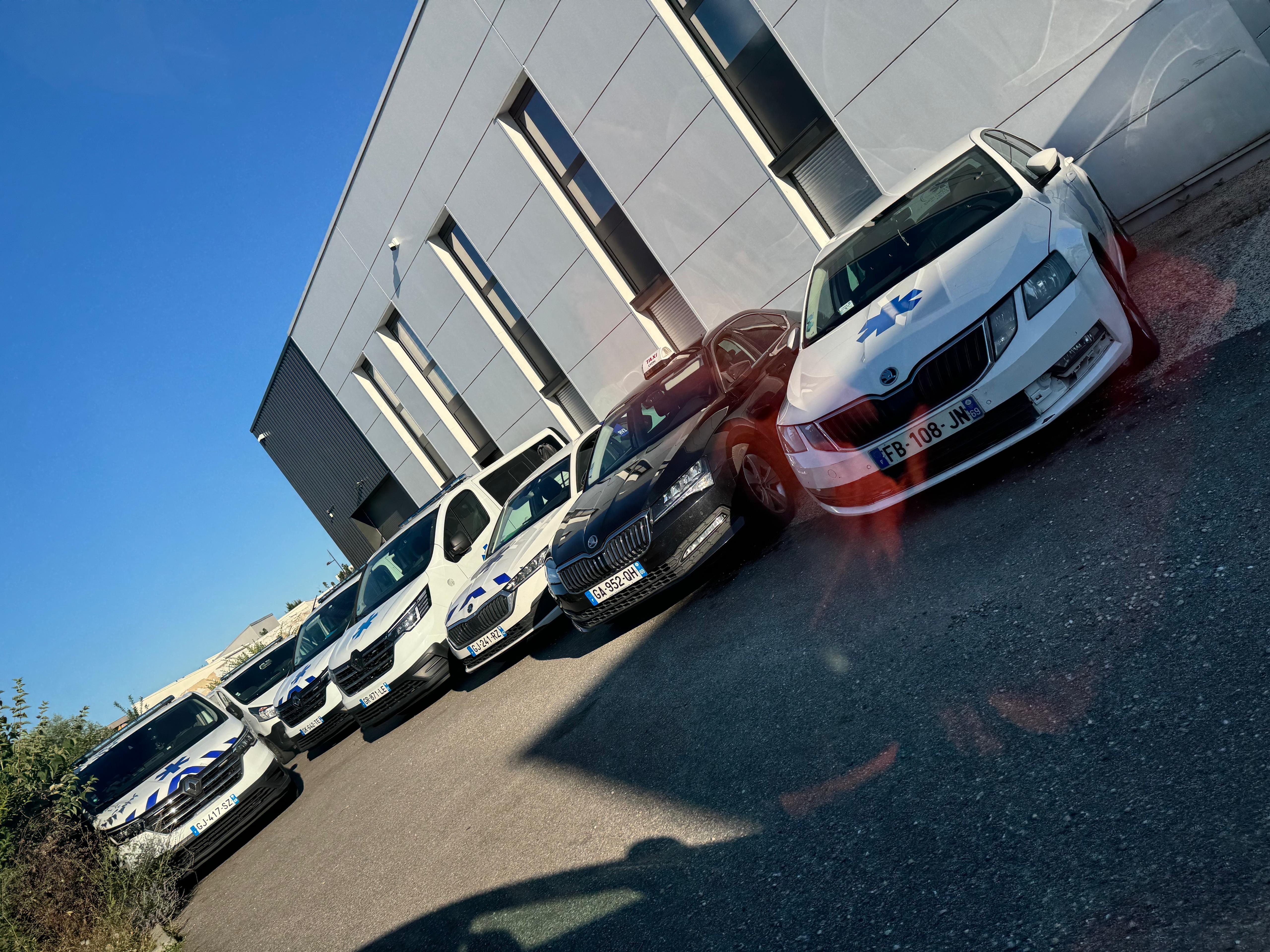 Flotte de taxis conventionnés Groupe M&C devant les locaux de Sathonay-Camp