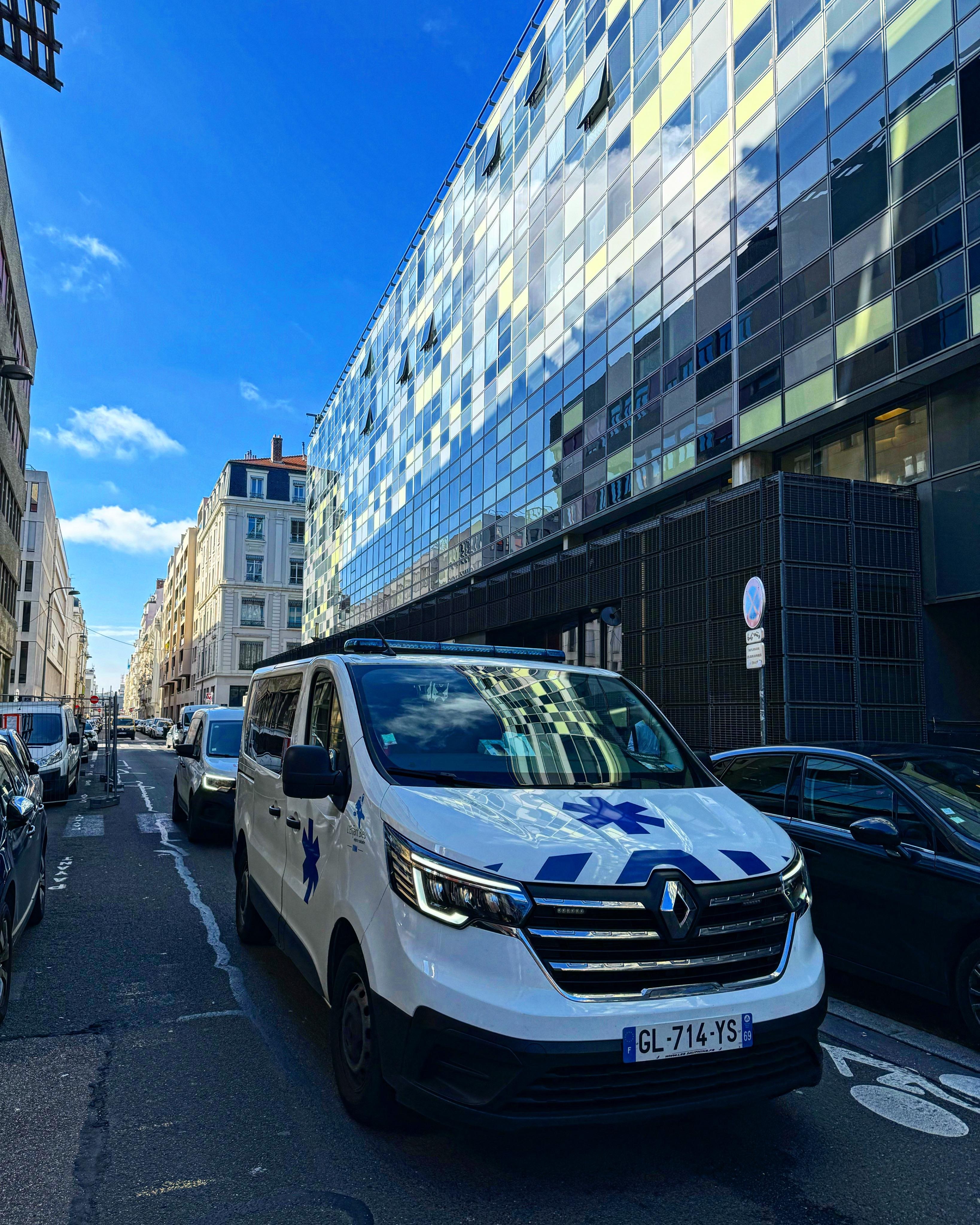 Ambulance Groupe M&C devant un centre hospitalier à Lyon