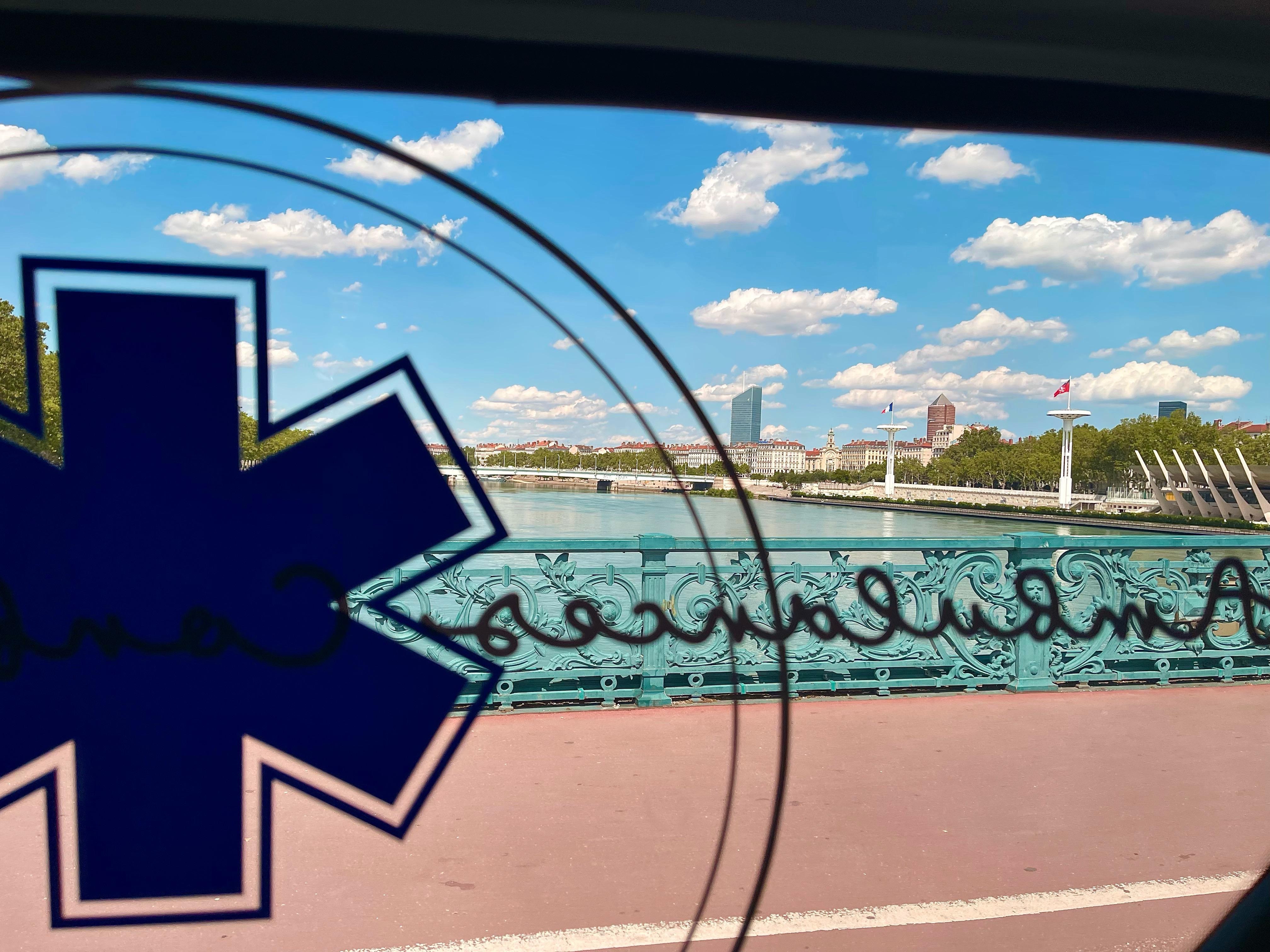 Ambulance M&C sur les quais du Rhône à Lyon - Service 24h/24 7j/7