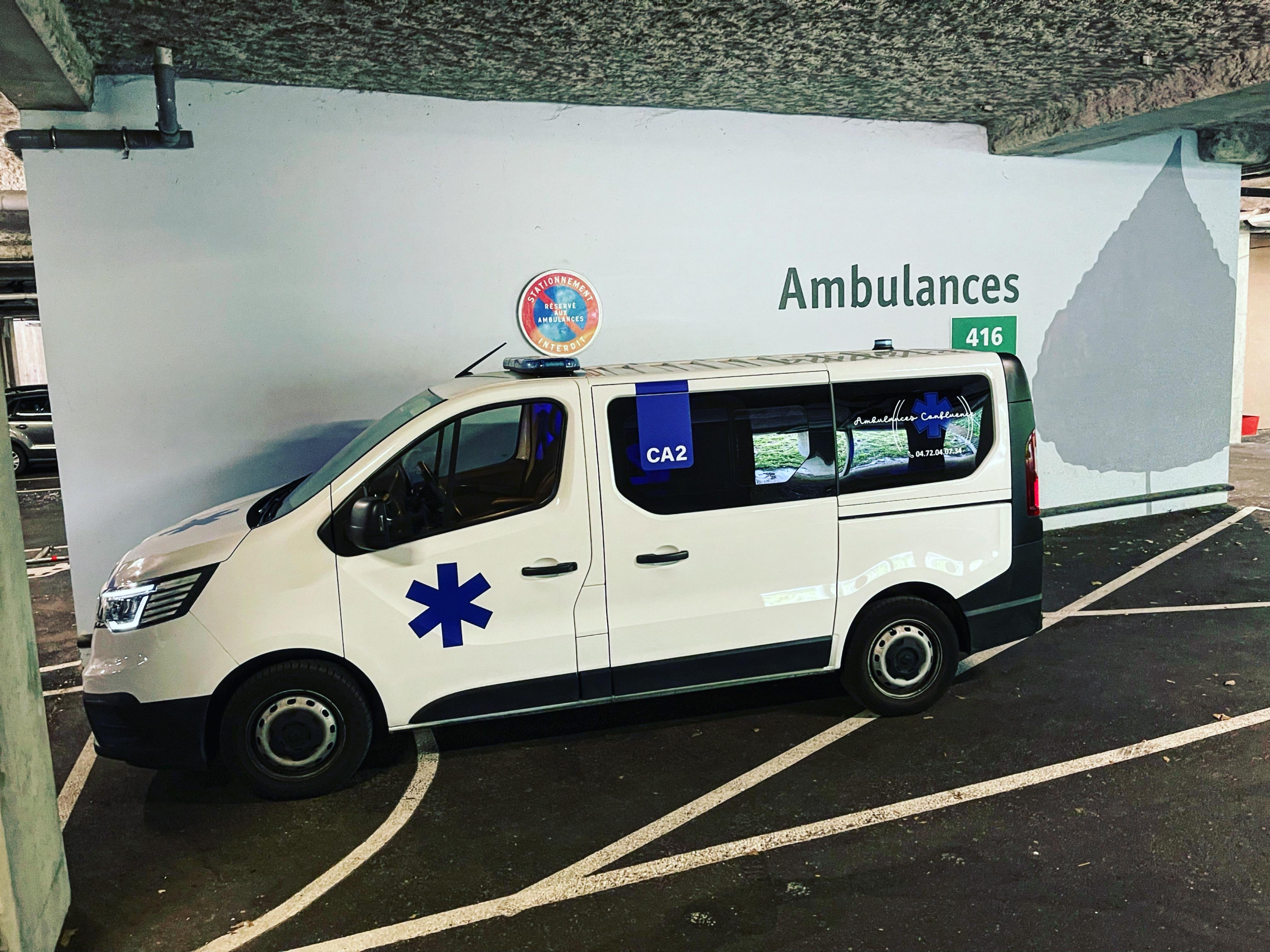 Ambulance Confluence stationnée au parking des urgences hospitalières Lyon