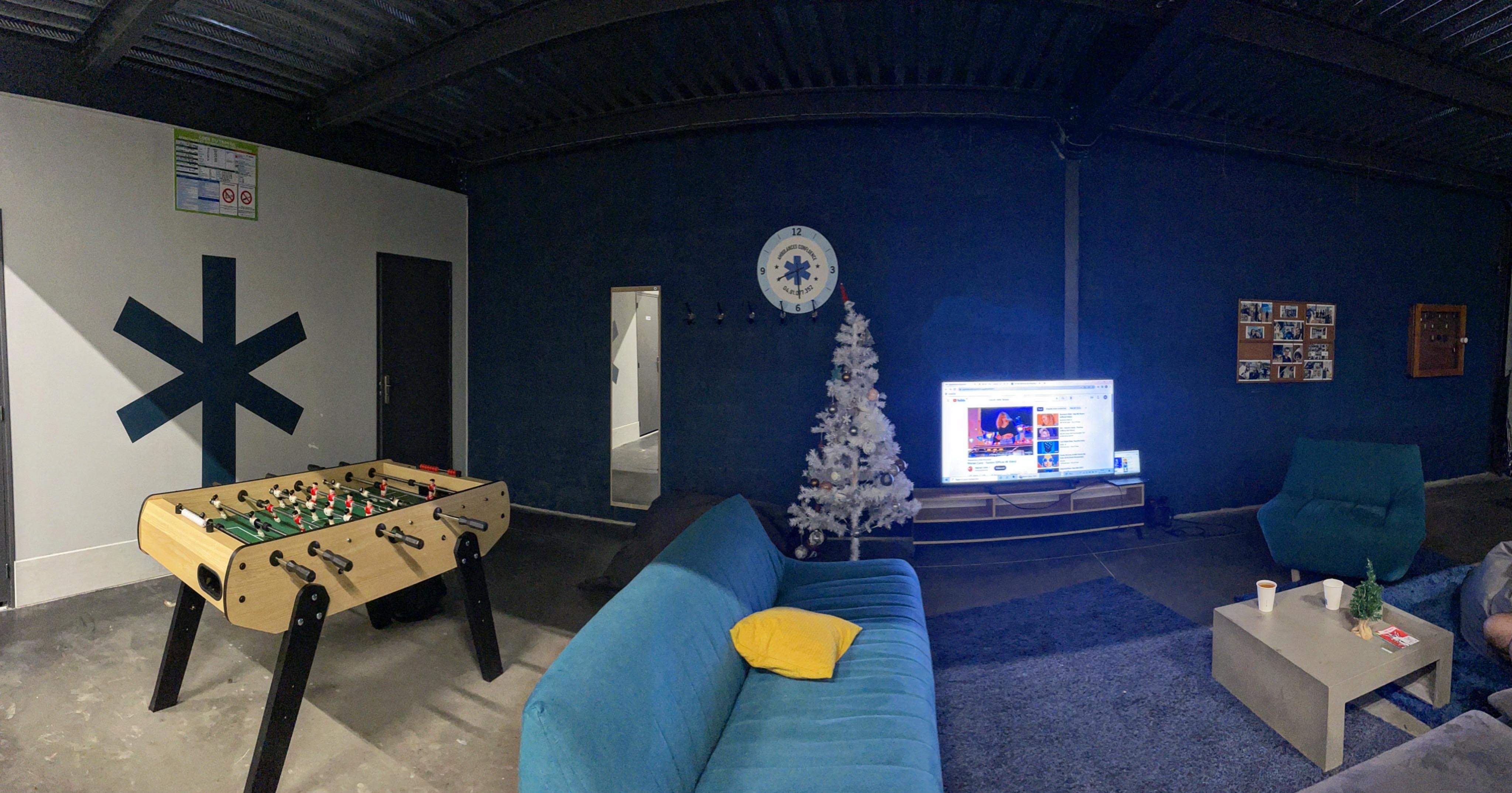 Salle de repos des ambulanciers Groupe M&C à Sathonay-Camp avec baby-foot