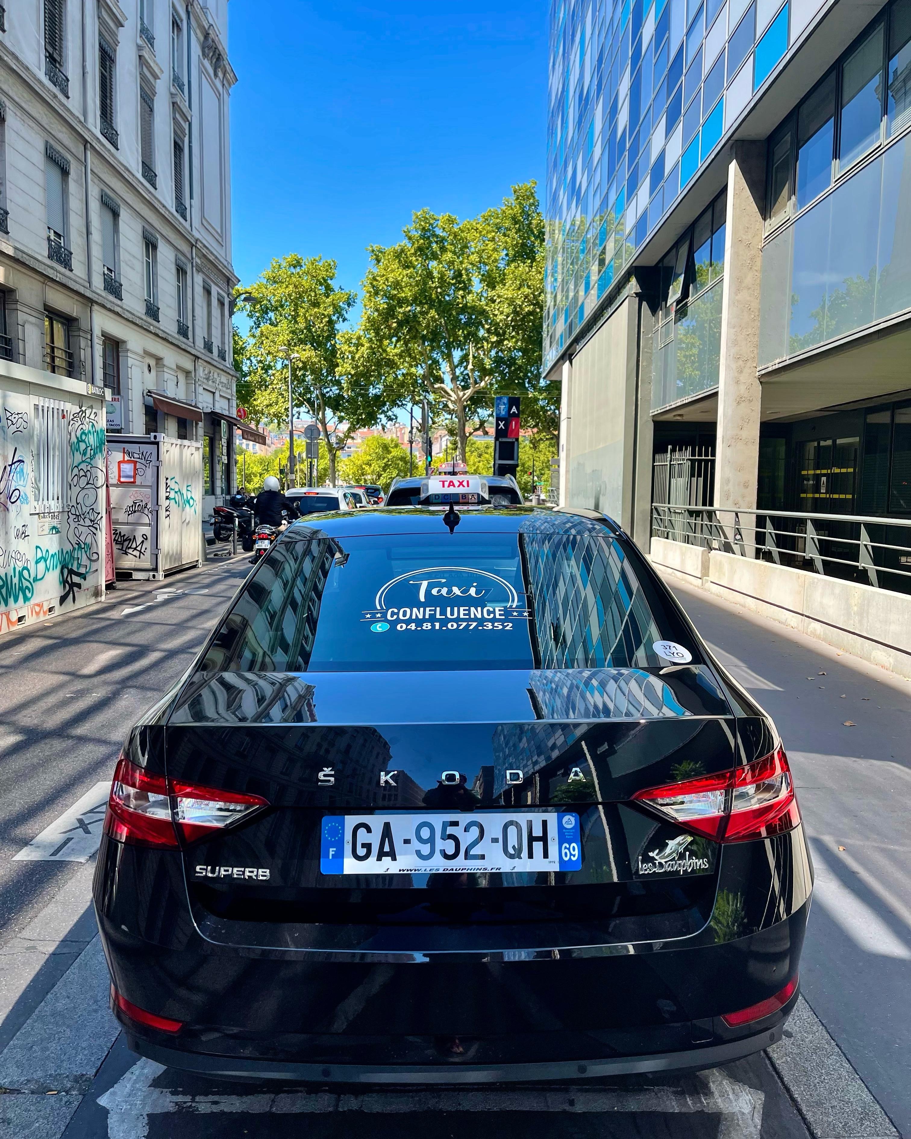 Taxi Confluence Skoda Superb dans le quartier Confluence à Lyon